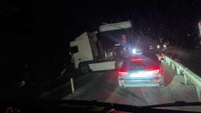 Завъртял се тир блокира движението и в двете посоки при Лютидол на отсечката Мездра-Ботевград