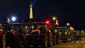 Над 20 тона картофи изсипаха фермери в Париж заради споразумение за търговия