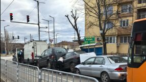 Зрелищна катастрофа на светофар в София