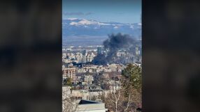 Голям пожар в строяща се сграда в столичен квартал (ВИДЕО+СНИМКИ)