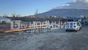 Хале се срина върху трима работници в София, 24-годишен младеж е загинал