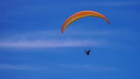 Парапланерист падна от над 150 метра височина в океана и оцеля (ВИДЕО)