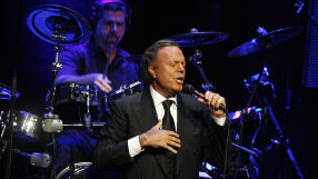 Хулио Иглесиас отрече обвиненията на бившите си служителки в сексуален тормоз