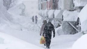 „Апокалипсис“ от сняг: Хора излизат през прозорците, за да отидат на работа, сняг до третия етаж на Камчатка (ВИДЕО И СНИМКИ)