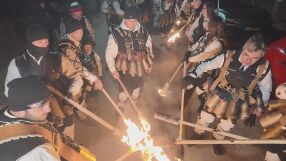 Щум, огън и движение: Магията на „Сурва“, която се предава през поколенията