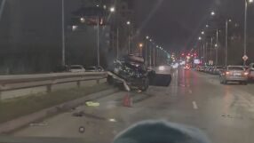 Катастрофа между две коли в столичния кв. "Люлин", ударени са и паркирани автомобили (ВИДЕО)