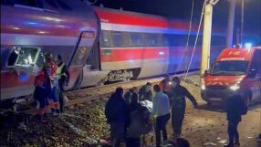 Кадри в социалните мрежи показват евакуацията на оцелелите от катастрофиралите влакове в Испания (ВИДЕО)