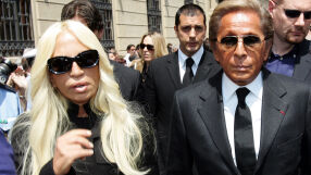 Модният свят скърби за Валентино: Реакциите на Донатела Версаче, Клаудия Шифър и още звезди