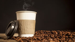 Заплаха ли е кафето сутрин - ето каква опасност крият картонените чаши (ВИДЕО)