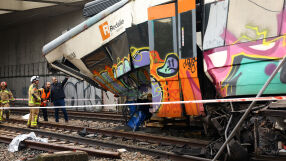 Трети влаков инцидент в Испания: Влак дерайлира, след като е ударен от скала, отнесена от бурята (СНИМКИ)