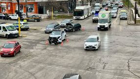 Челен удар с джип на Столична община в центъра на София (СНИМКИ и ВИДЕО)