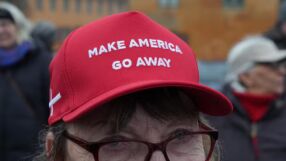 Червена шапка, голямо послание: Гренландия каза „Make America Go Away“ с шега