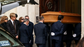 Рим отдава последна почит на легендарния Валентино (СНИМКИ)