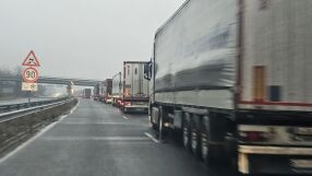 Километрични опашки от тирове по границата с Турция: Чака се между 15 и 20 часа 