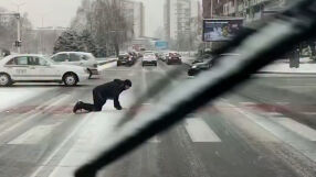 Поледица в Скопие: Мъж лази по пешеходна пътека в града (ВИДЕО)