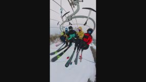 При минусови температури и силен вятър: Спасяват десетки скиори, блокирани на лифт с часове (ВИДЕО)