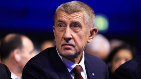 Чешкият премиер си купи глобус за 15 000 крони, за да „намери Гренландия“