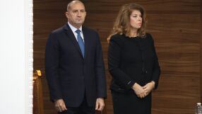 НА ЖИВО: Румен Радев си тръгва от „Дондуков“ 2. Илияна Йотова го изпраща