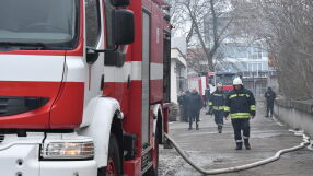 Пожар в склад със запалки и дезодоранти в Хасково (СНИМКИ)