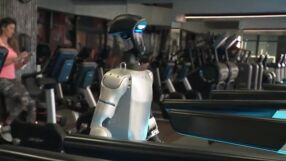 Сред тежести и дишане: Робот се появи в столичен фитнес