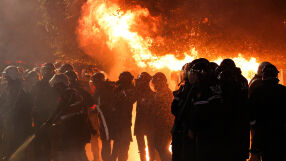 Водни оръдия, сълзотворен газ, „Молотов“: Напрежение и сблъсъци на антиправителствен протест в Албания (СНИМКИ)