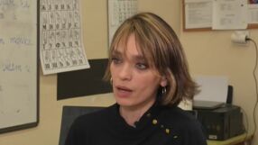 На 39 г. - майка на 6 деца и баба на внуче, а от 5 г. преподава на "невидими деца": "На дъската е моята сцена. Те са камерата"