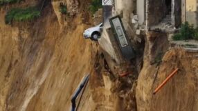 Свлачище разруши десетки къщи в Италия, евакуирани са около 500 души (ВИДЕО)