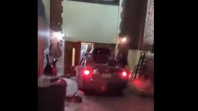 Мъж се вряза с колата си във входа на еврейски център в Ню Йорк (ВИДЕО)