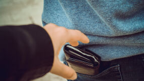 Задържаха две жени за кражба на близо 18 000 лв. от мъж в търговски център в София