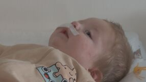 Бебето Дани се нуждае от средства за рехабилитация, за да се храни и движи само