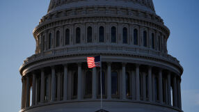 Американското правителство спира работа. Какво означава това?