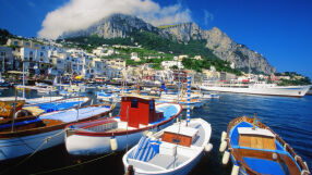 Остров въвежда лимит на туристите и забранява чадърите това лято 