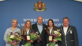 След репортаж на bTV: Министър Кралев осигури зала на сестри Стоеви