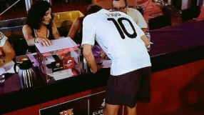 Фиго се появи на изборите за нов президент на Барселона 