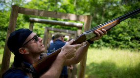 Ред Бул Рейсинг първи... по стрелба