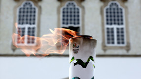 Демонстрант опита да изгаси 