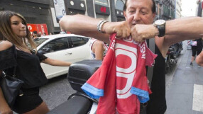 Феновете на Наполи палят тениската на Игуаин (ВИДЕО)