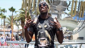 Погба се подписа на фланелка на Манчестър Юнaйтед (СНИМКИ)