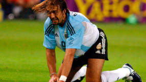 Легендарният нападател Габриел Батистута едва ходи 