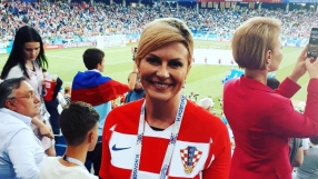 Магията на футбола: Хърватският президент захвърли официалното облекло (ВИДЕО)
