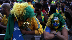 Посрещнаха бразилците с камъни и яйца (ВИДЕО)