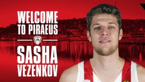 Александър Везенков подписа с 