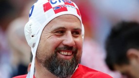 Защо хърватските футболни фенове носят шапки за водна топка?