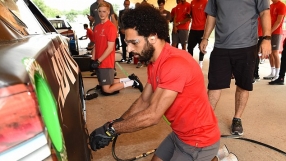 Салах и Мане се учат да сменят гуми (СНИМКИ)