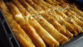 Бързи пури банички с готови кори