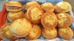 Вкусни сандвичи за рожден ден с корона от масло и сирене