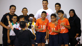 Роналдо - специална изненада за талантливи сингапурчета (ВИДЕО)