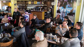 Ресторантът на Меси раздава храна на бездомни