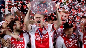 Де Лихт подписва с 