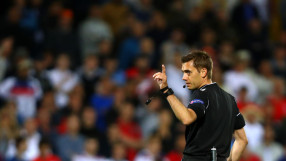 Френски съдия ще свири на мач от Първа лига, за да поддържа форма